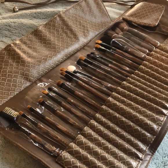 COPY - La Ferra Pro Makeup Brush Set w/ Soft Leat… - Picture 5 of 8